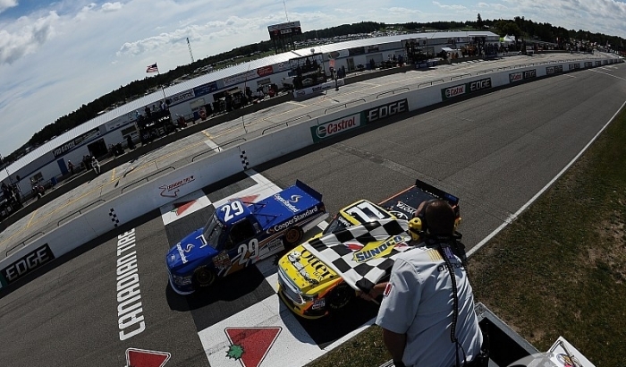 Пілоти NASCAR прикрасили гонку ефектною бійкою (відео)