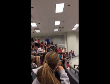 Студент підірвав соцмережі неймовірним кидком на парі, цим самим заробивши всій групі “залік” (відео)