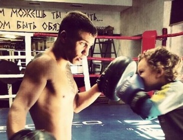 Відомий боксер тренується з своїм сином разом. Це зворушить навіть найстійкіших (відео)
