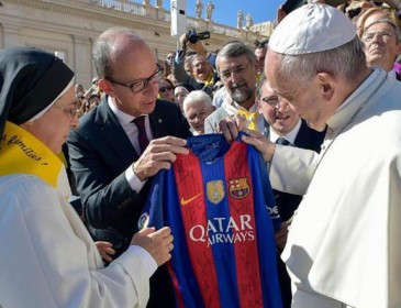 Папа римський отримав футболку “Барселони”