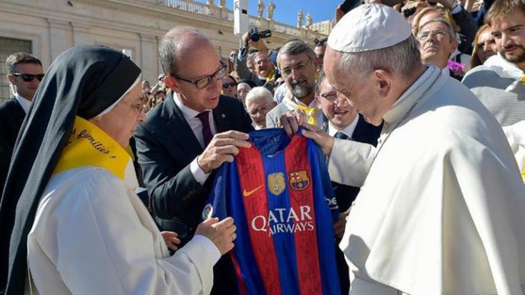 Папа римський отримав футболку “Барселони”