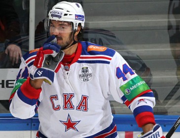 Хокеїст “Сибіру” розбив загороджувальне скло в матчі КХЛ