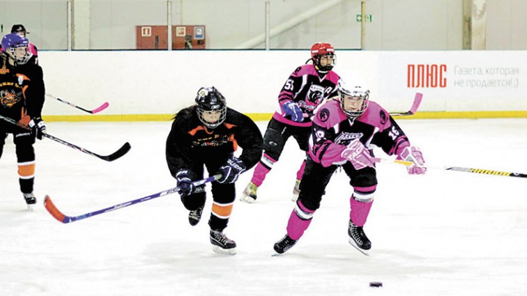 Боягуз не грає в хокей: в Україні пройшов жіночий чемпіонат з чоловічого спорту