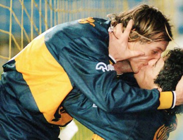 20 незабутніх поцілунків світового футболу