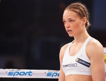 Українська красуня-боксер підкорює профі-ринг в Польщі (фото)