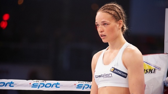 Українська красуня-боксер підкорює профі-ринг в Польщі (фото)