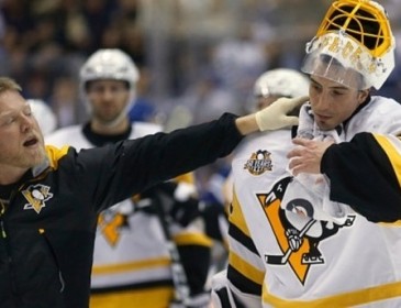 Голкіперу “пінгвінів” порізали горло під час матчу НХЛ