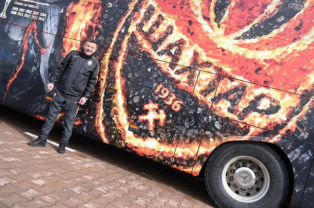 У Харкові футболістів “Шахтаря” зустрічав оновлений “вугільний автобус”