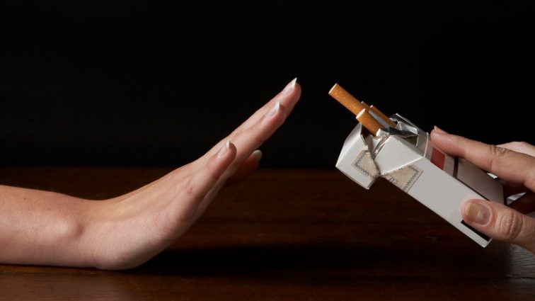 Навіть не подумав би: медики назвали найпростіший спосіб відмовитися від куріння