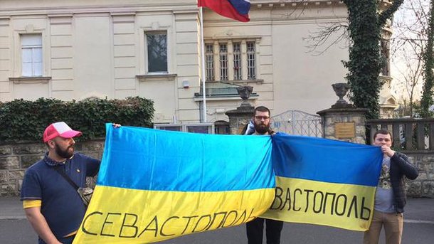 Українських фанатів в Загребі затримала поліція за акції біля посольства Росії