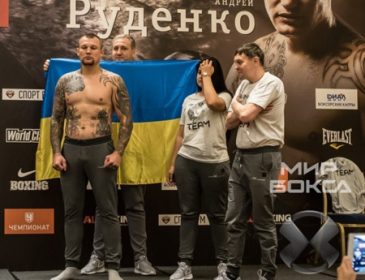 Український боксер розгорнув у Москві жовто-синій стяг