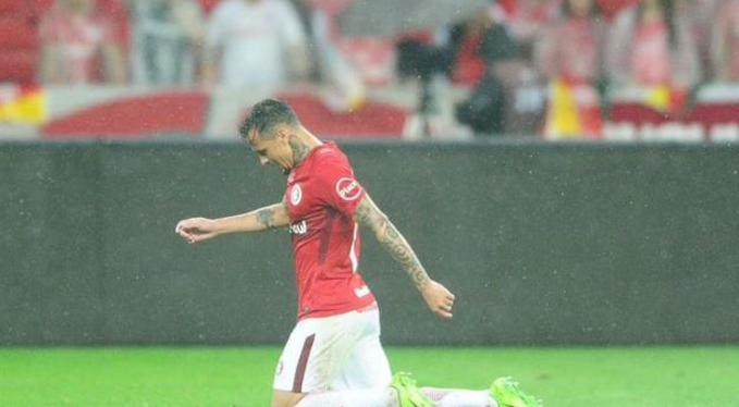 Бразильський футболіст на колінах пройшов все поле, щоб подякувати Богу
