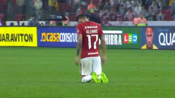 Бразильський футболіст проповз на колінах через все поле, щоб подякувати Богові
