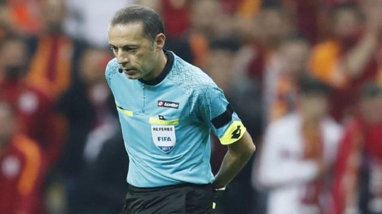 Турецькі вболівальники закидали суддю сторонніми предметами під час матчу