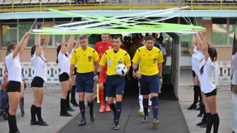 Стали відомі імена українських футбольних арбітрів в єврокубках