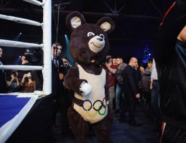 Берінчик вийшов у ринг в костюмі олімпійського ведмедика