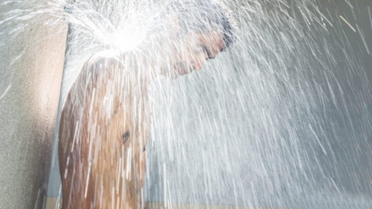 Ось чому не можна приймати душ під час спеки