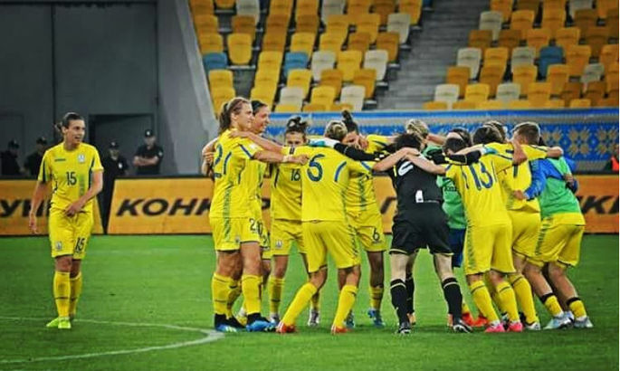 Лунали пісні прямо з роздягальні: Як українські футболістки святкували перемогу (ВІДЕО)