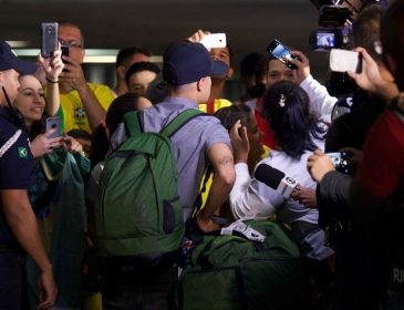 Розчаровані вболівальники зустріли автобус збірної Бразилії камінням
