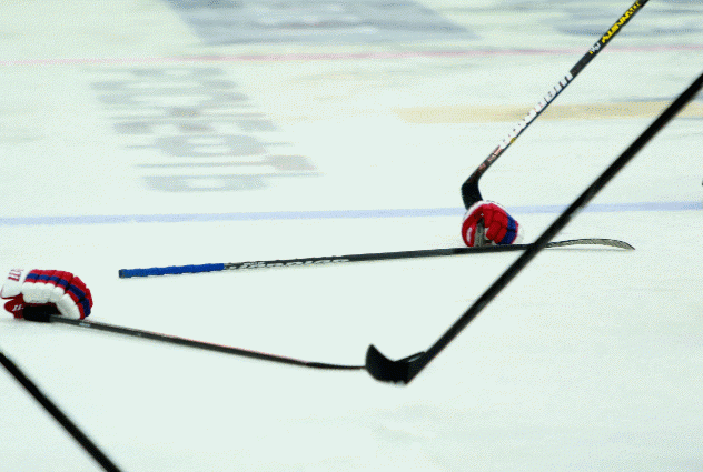 Смертельний поєдинок: у Росії хокеїст помер під час матчу