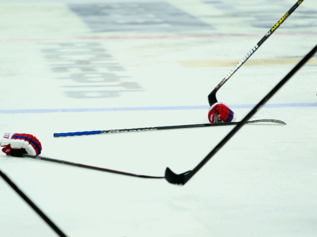 Смертельний поєдинок: у Росії хокеїст помер під час матчу